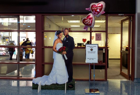 Parejas ya pueden casarse en el aeropuerto de Las Vegas