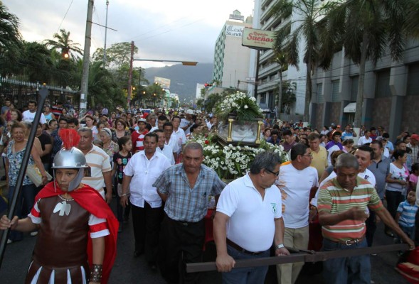 Fieles demostraron fe y devoción en el Santo Entierro