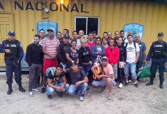 Retienen a 38 cubanos en frontera de Agua Caliente