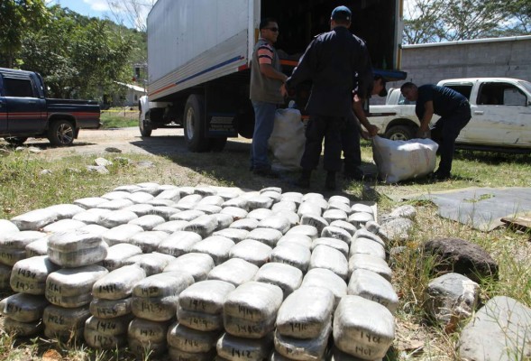 Hallan 1,438 kilos de marihuana en compartimiento oculto de camión