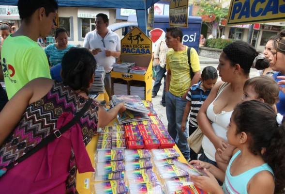 En pocas horas se agotaron cuadernos y mochilas en feria escolar