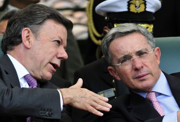 Uribe y Santos aplazan su cita por la paz ante una nueva revelación de secretos