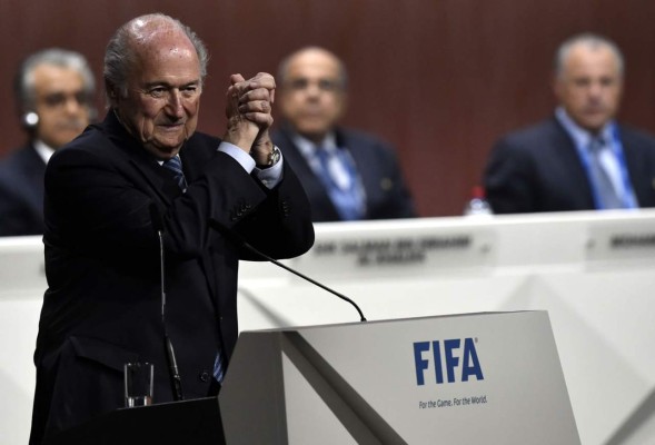 Joseph Blatter sigue como presidente de la Fifa