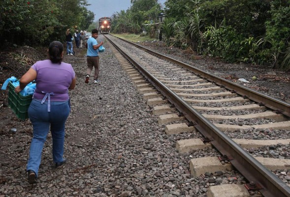 ACOMPAÑA CRÓNICA: MÉXICO MIGRACIÓN - MEX050. AMATLÁN DE LOS REYES (MÉXICO),15/06/2019.- Fotografía del 2 de junio de 2019 muestra una vista general de voluntarios esperando la llegada de 'La bestia' para repartir alimentos a migrantes, en el albergue Las Patronas, en la localidad de Amatlán de los Reyes en el estado de Veracruz (México). Desde hace 24 años y sin ganar dinero a cambio, el colectivo Las Patronas atiende a los migrantes que viajan encima de peligrosos trenes de cargas por México, pero nunca habían visto una situación como la actual: 'Trump está loco', aseveran. EFE/Alex Cruz