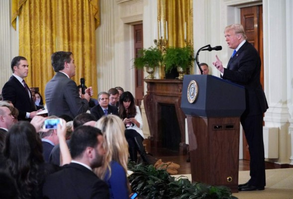 CNN demanda a Trump tras enfrentamiento con periodista en la Casa Blanca