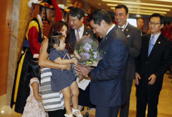 Presidente hondureño inició en Seúl su gira por Asia
