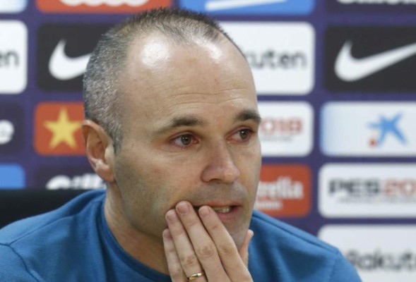 Once heridos al caer grada durante entrevista a Iniesta