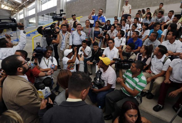 Suspenden nuevo horario tras fracaso de diálogo con alumnos