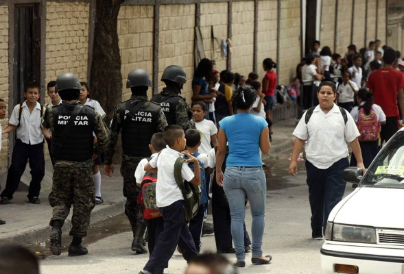 Tras amenazas de pandilleros, Fusina resguarda escuela en Tegucigalpa
