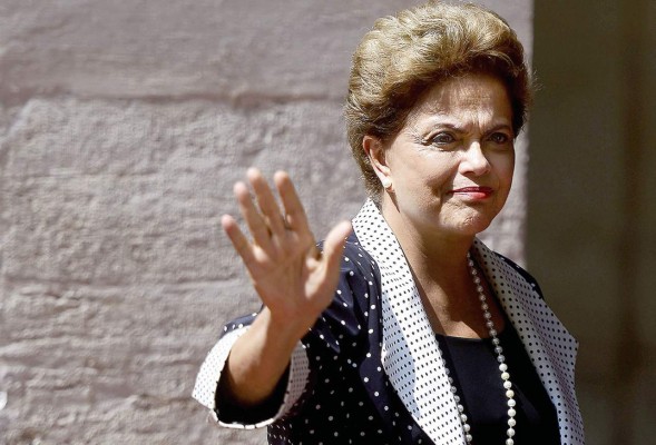 Dilma Rousseff afronta los ataques de amigos y enemigos