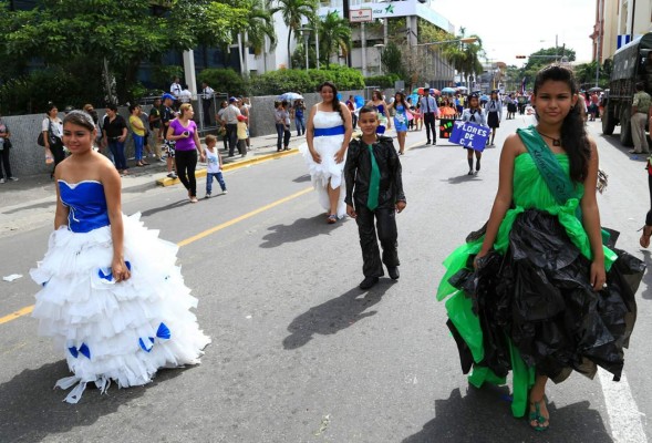 Estudiantes hondureños desfilan en San Pedro Sula en honor a la patria