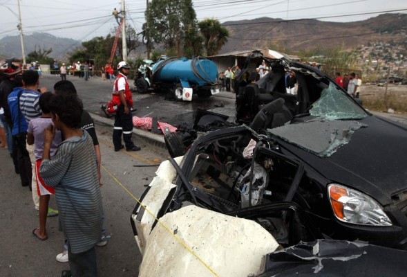 Colisión entre rastra y camioneta deja dos muertos en Tegucigalpa