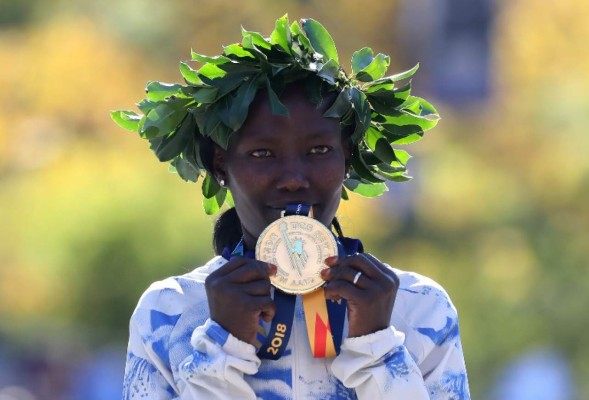 NEW YORK, NY - NOVEMBER 04: Mary Keitany of Kenya poses with her first place medal at the finish line during the 2018 TCS New York City Marathon on November 4, 2018 in Central Park in New York City. Elsa/Getty Images/AFP