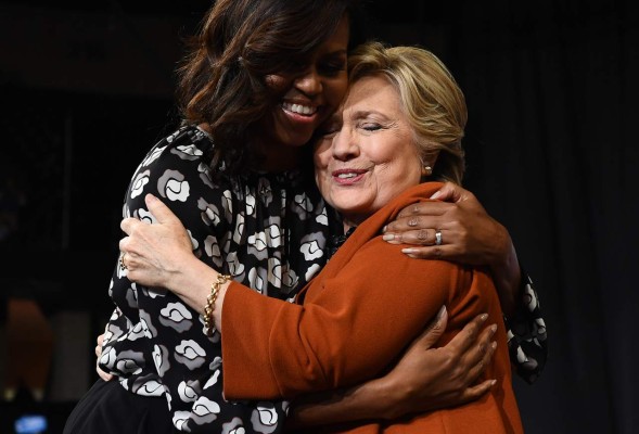 Hillary Clinton capitaliza el pedigrí de una de las figuras más populares de la política estadounidense, Michelle Obama. Fotos: AFP