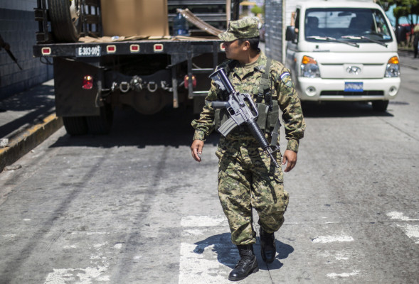 Salvadoreños deciden entre la izquierda o la derecha