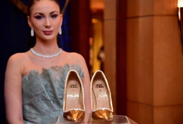 Zapatos de oro y diamantes salen a la venta por 17 millones de dólares