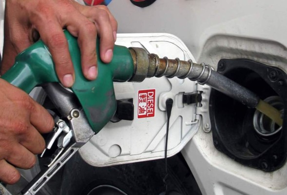 Anuncian fuertes incrementos al precio de los combustibles para el lunes