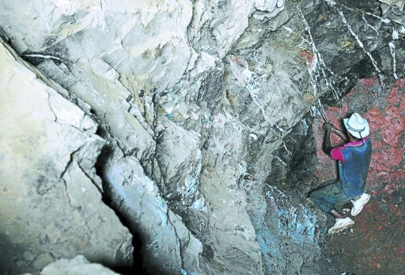 Mineros hondureños arriesgan sus vidas por el oro