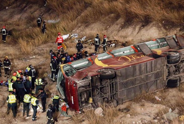 Catorce muertos en el peor accidente de autobús en España desde 2001