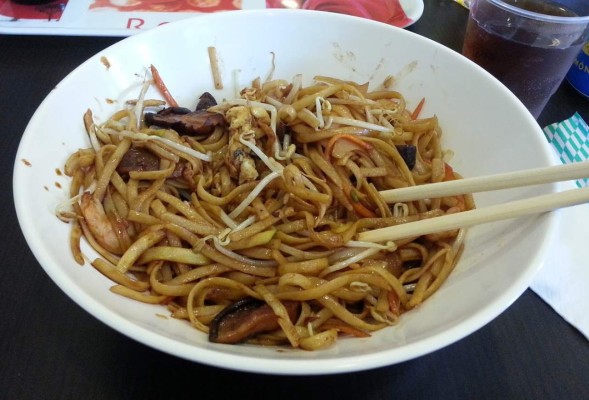 Un japonés mata a un cliente en un restaurante y ordena su comida