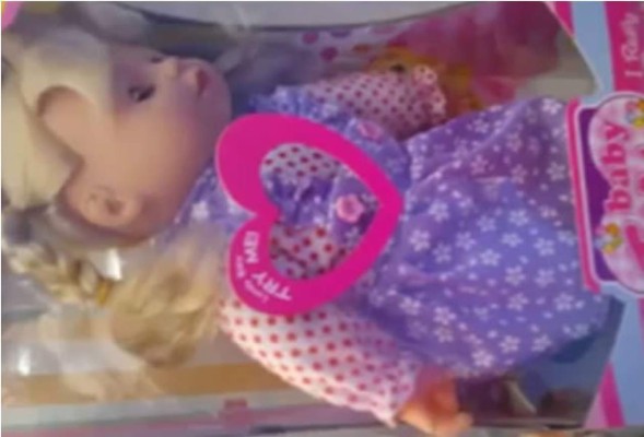 Video: Papá le regala a su hija una muñeca 'diabólica'