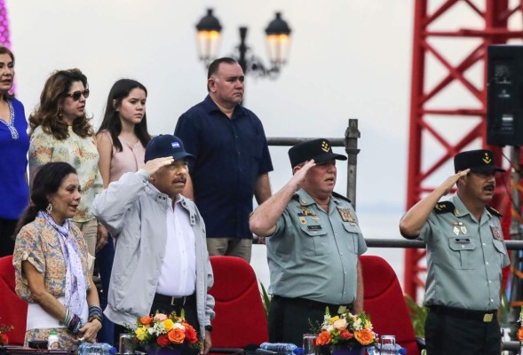 President Daniel Ortega (2nd-L) salutes soldiers during a parade for the 37th anniversary of the Nicaraguan army, in Juan Pablo II square in Managua on September 3, 2016. / AFP PHOTO / INTI OCON