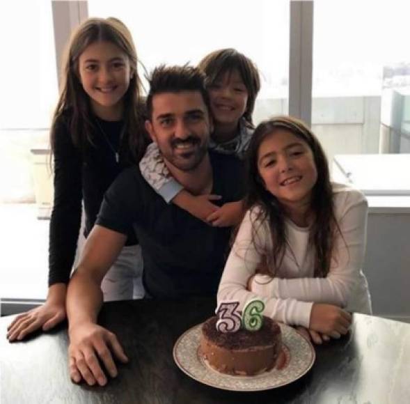 David Villa - El goleador español con sus tres hijos Luca, Zaida y Olaya.
