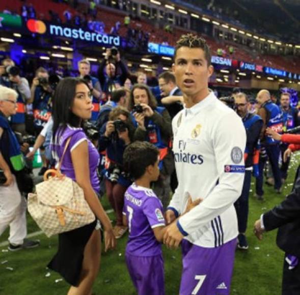 Cristiano Ronaldo dijo recientemente que esta 'enamorado de su novia española'.