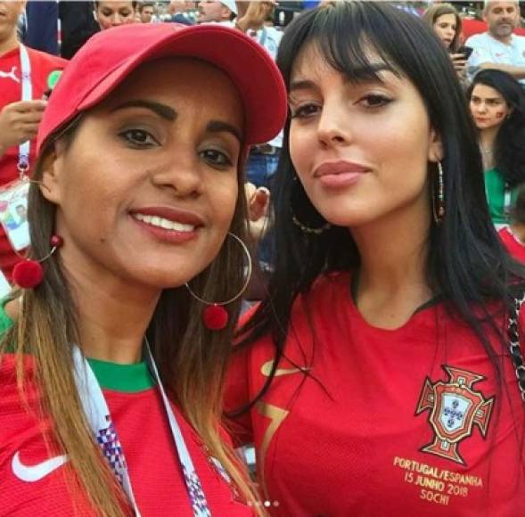 Georgina Rodríguez posando con otra aficionada de Portugal. La modelo española se puso la camiseta con la que jugó Cristiano Ronaldo ante España. Foto Instagram @georginaagio7