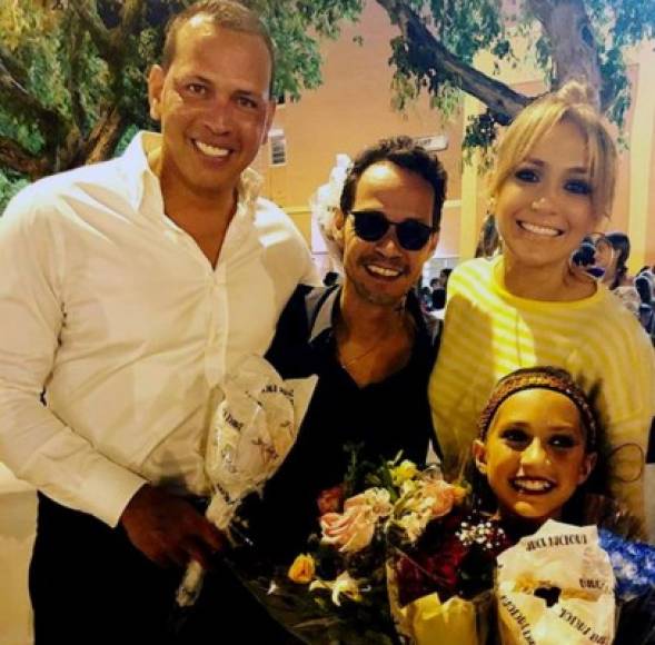 Jennifer López y Marc Anthony son los campeones en transformar amor en amistad, luego de que en 2014 concluyeron su matrimonio de siete años, durante el cual tuvieron a los gemelos Max y Emme. <br/><br/>Desde entonces, a los cantantes se les ha visto juntos a menudo, e incluso han colaborado artísticamente. En junio del año pasado posaron juntos en una foto en la que también aparecía Alex Rodríguez (izq), actual pareja de J.Lo. <br/><br/>'Es como mi mejor amigo', dijo la intérprete en el programa Live With Kelly.<br/>Y es que, aunque se les acabó la pasión, el vínculo que los une es poderoso.