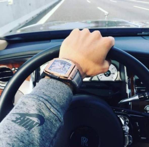 Los relojes son otra de las pasiones de los futbolistas, ese es el caso de Mauro Iccardi, el delantero argentino del Inter de Milán, que lleva en su muñeca mientras conduce su Rolls-Royce un reloj Hublot, valorado en 48.000 euros.