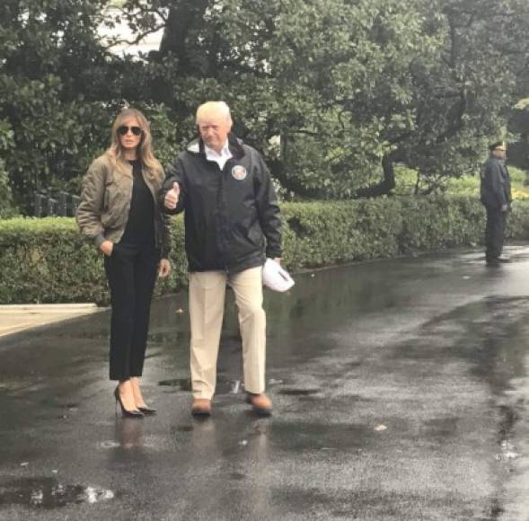 La vestimenta del presidente estaba más de acuerdo a lo que los políticos normalmente visten para visitar a los damnificados por los huracanes: una chaqueta negra de lluvia con capucha, pantalones caqui y botas marrones.