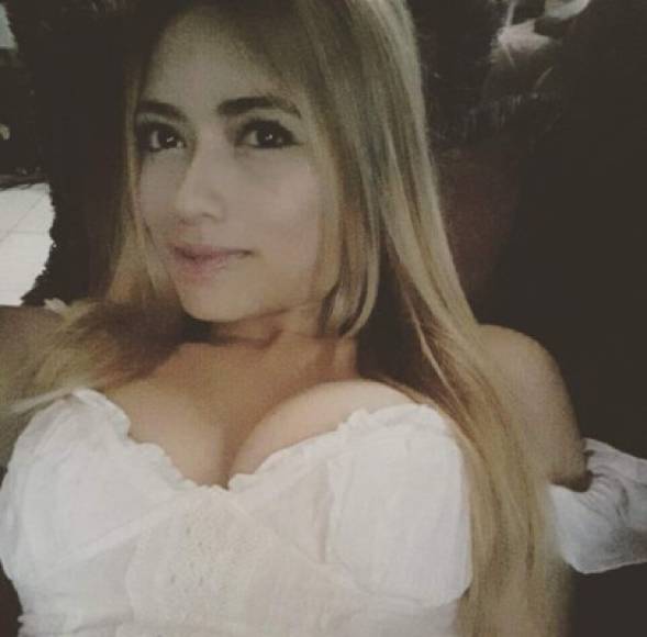 Ella cuenta con 24 años de edad y en redes sociales roba suspiros .