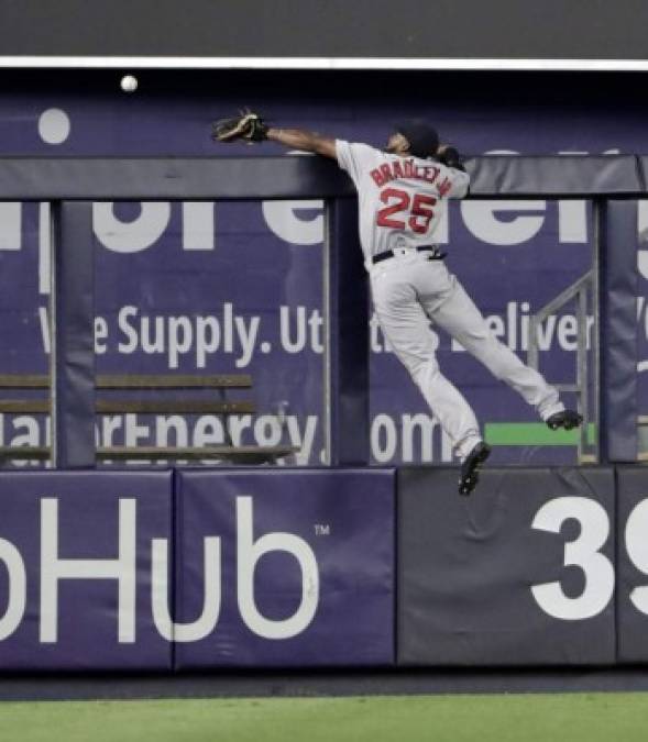 BÉISBOL. Volada por la bola rápida. Jackie Bradley Jr, de los Medias Rojas de Boston, intenta atrapar la pelota bateada por Gary Sánchez, de los Yankees, durante su partido de MLB.