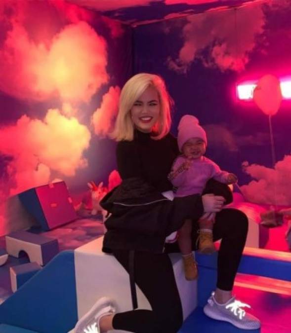 Khloé Kardashian llegó a la fiesta junto a su hija, True Thompson, quien en unos meses también celebrará su primer año.