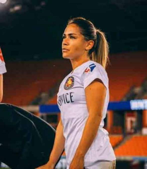 Lo'eau LaBonta es una futbolista que se desempeña como mediocampista y en la actualidad milita en el club femenino Utah Royals FC en la NWSL.. La chica conquistó el corazón de Espinoza.