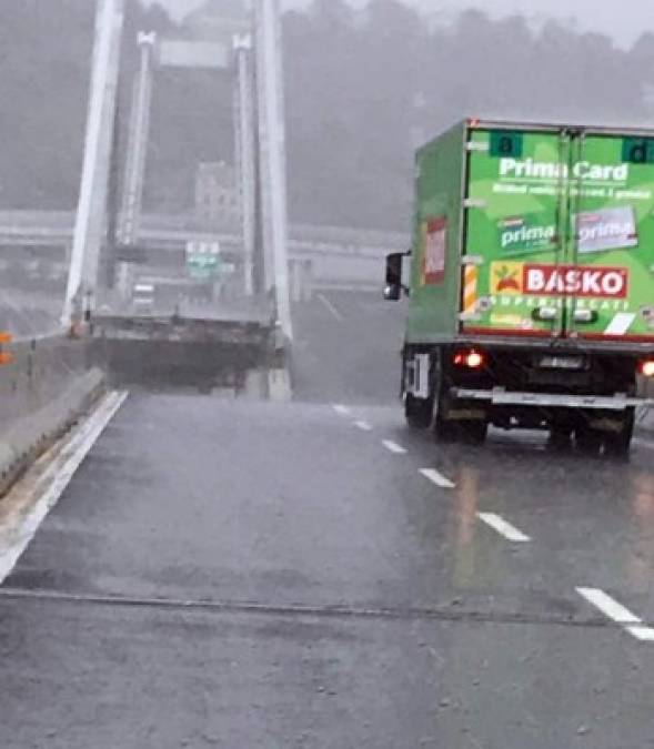 Más de una veintena de autos cayeron al vacío tras el derrumbe del puente, según testigos.