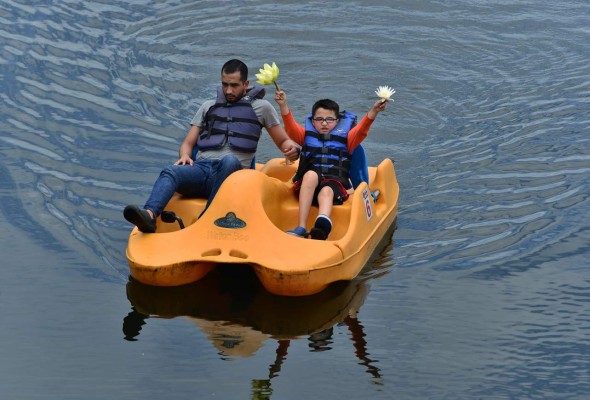 Tourists ride on a pedal boat in Lake Yojoa, largest natural lake in Honduras, in Santa Cruz de Yojoa municipality, some 180 km northwest of Tegucigalpa, on September 6, 2020, amid the COVID-19 novel coronavirus pandemic. - The novel coronavirus has killed 2,000 people in Honduras in the first six months since the pandemic erupted in the country, with more than 64,500 contagions. As the country is gradually reopening the economy, thousands of Hondurans have turned to the mountains and other tourist places that give them security. One of the most visited places is Lake Yojoa. (Photo by Orlando SIERRA / AFP)