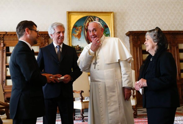 El inusual regalo que presidente de Uruguay le entregó al Papa