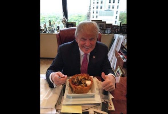 ¡Amo a los hispanos! dice Trump, mientras come tacos
