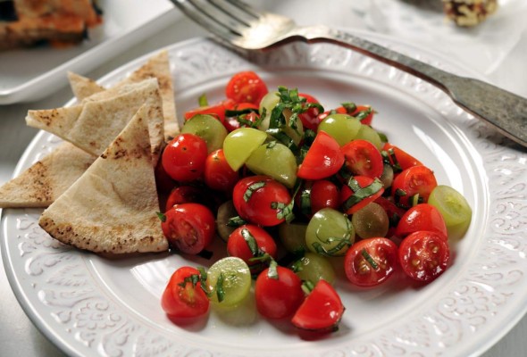 Ensalada de tomate y uvas