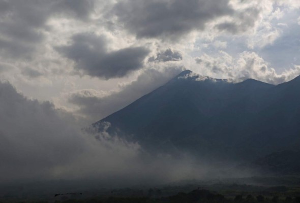 El volcán guatemalteco de Fuego aumenta su actividad con siete explosiones por hora