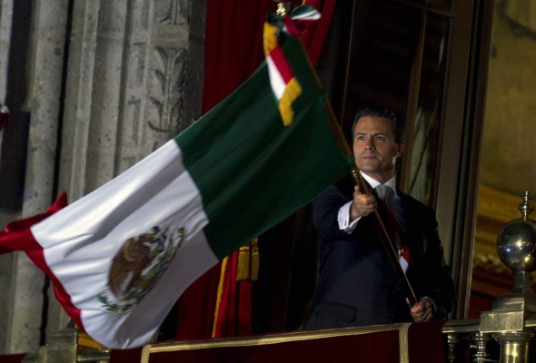 Peña nieto celebra la independencia con el tradicional grito mexicano