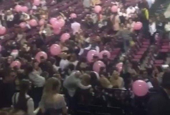 Manchester: Videos muestran terror tras explosión en concierto de Ariana Grande