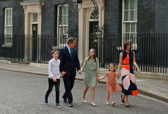 Reina de Inglaterra acepta renuncia de David Cameron