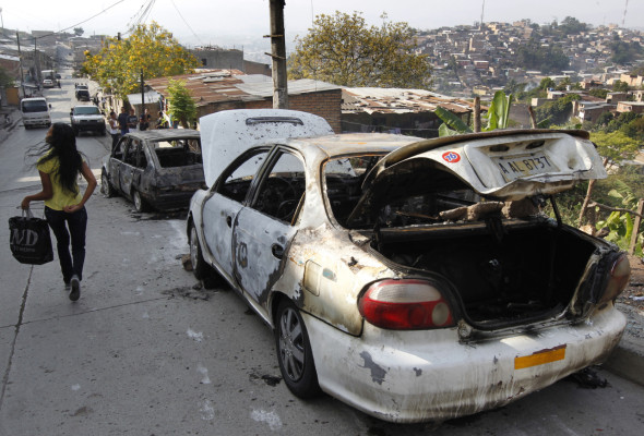 Pandilleros queman dos taxis en Honduras