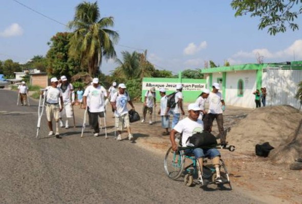 Hondureños mutilados por 'La Bestia' inician viaje de Chiapas a Ciudad de México