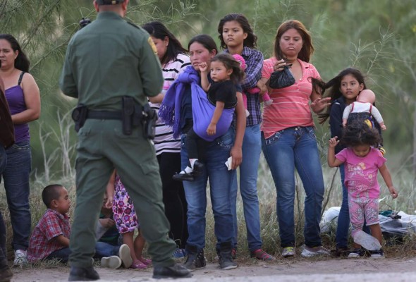 Hondureña y su hija se entregan a la Patrulla Fronteriza de EUA