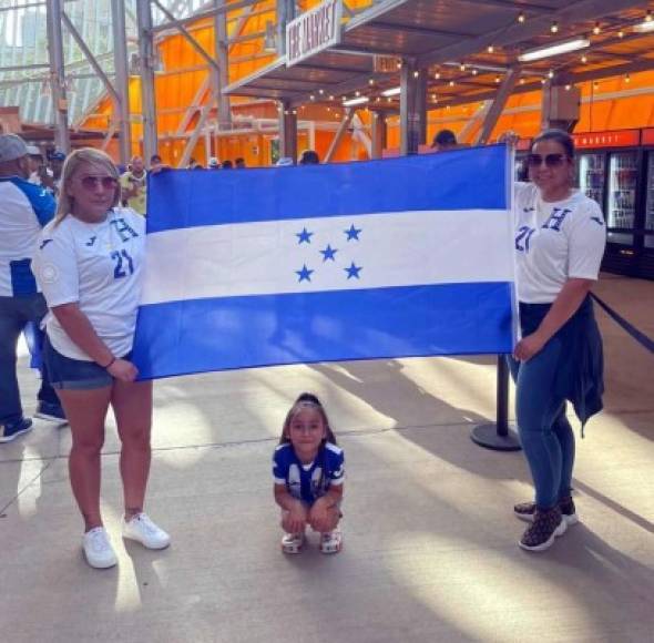 La esposa del futbolista hondureño Kevin López adentro del BBVA Compass Stadium apoyando a la Bicolor.