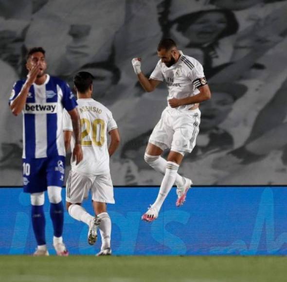 El salto de Benzema celebrando con euforia su gol.